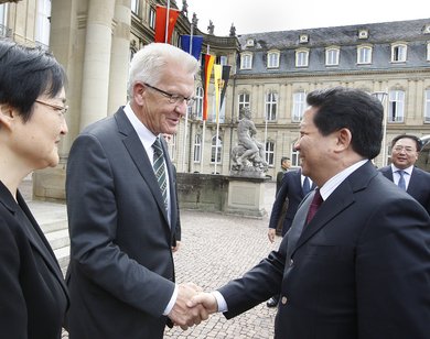 Ministerpräsident Winfried Kretschmann begrüßt Gouverneur Qiufa Chen. Foto: Staatsministerium