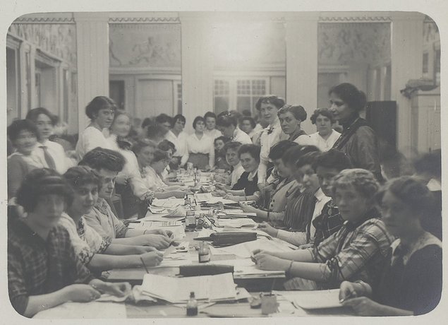 Frauen unter sich: eine der vielen Frauen-Künstlergruppen von und mit Ida Dehmel. Foto: gemeinfrei