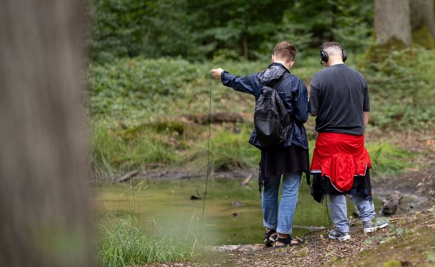 Gebanntes Lauschen am Teich. Foto: Julian Rettig