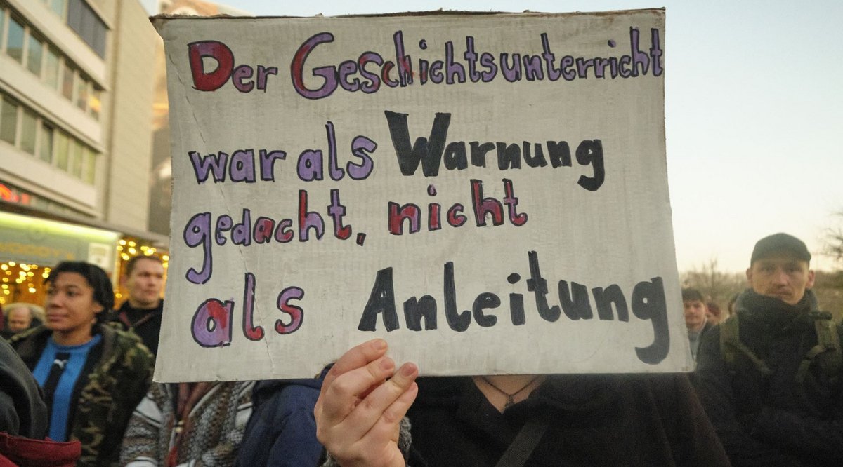 Mit Fakten gegen rechts – 2015 bei einer Kundgebung gegen die Zusammenarbeit der FDP mit der AfD in Thüringen. Fotos: Joachim E. Röttgers