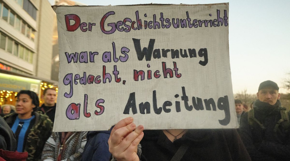 Mit Fakten gegen rechts – 2015 bei einer Kundgebung gegen die Zusammenarbeit der FDP mit der AfD in Thüringen. Fotos: Joachim E. Röttgers
