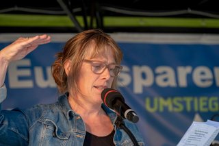 Monika Lege spricht auf der S-21-Demo.