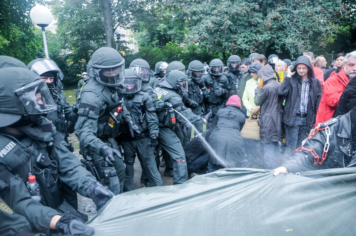 Zur Räumung setzen die Polizeieinheiten auch Pfefferspray ein ...