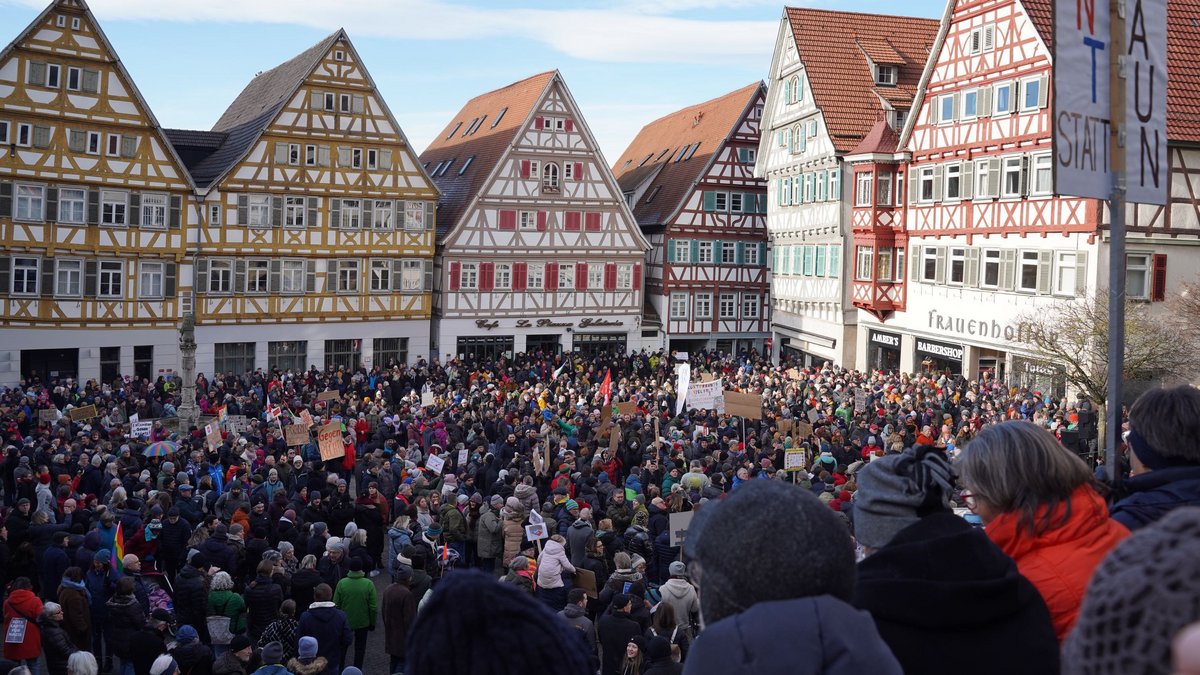 Rund 6.000 Demonstrierende im nicht mal 33.000 Einwohner:innen zählenden Herrenberg! Nicht alle passten auf den Marktplatz. Foto: Steffen Braun Rund 6.000 Demonstrierende im nicht mal 33.000 Einwohner:innen zählenden Herrenberg! Nicht alle passten auf den Marktplatz. Foto: Steffen Braun