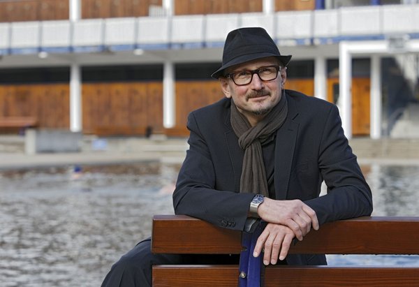 Heinrich Steinfest wünscht sich an einen anderen Ort. Foto: Joachim E. Röttgers