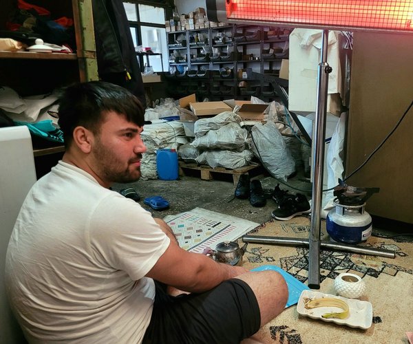 Rahmatullah an seinem Arbeitsplatz, ... Rahmatullah an seinem Arbeitsplatz, ...