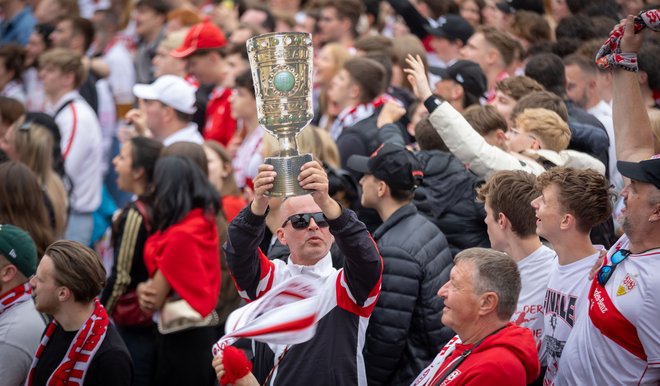 Öffentliches Gucken auf dem Stuttgarter Schlossplatz, nur einer hat an den Pokal gedacht. Foto: Julian Rettig