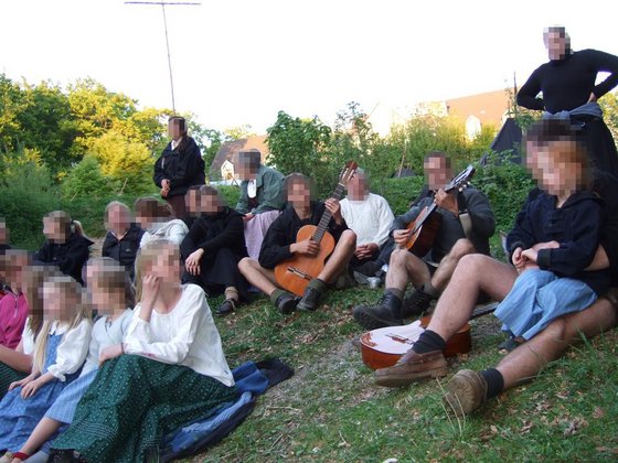 Bei den völkischen Vernetzungstreffen sind viele Kinder anwesend. 2008 in Brilon zum Beispiel zwei Töchter von Gernot Mörig, dem Organisator des Potsdamer "Geheimtreffens" mit Plänen zur "Remigration". Foto: privat