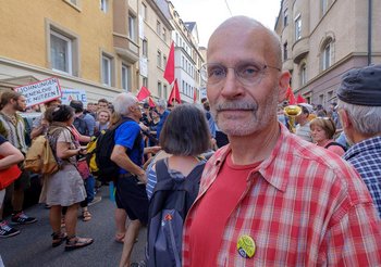 Autor Tom Adler bei einer Solidaritätskundgebung für das BesetzerInnen-Kollektiv. 