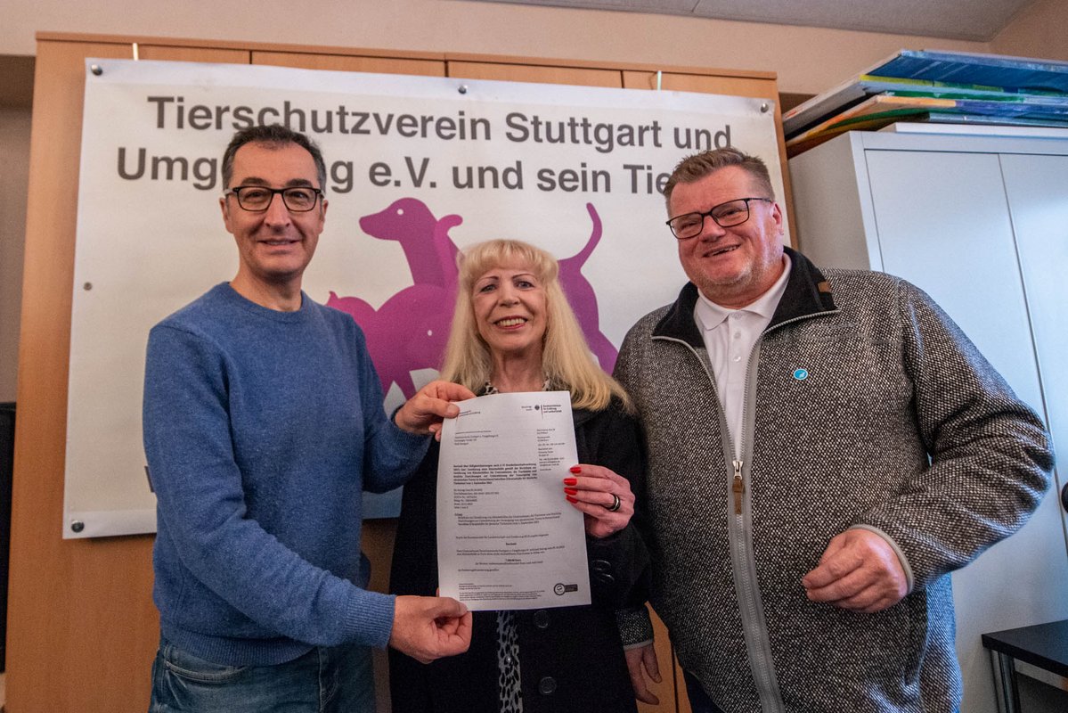 Dann: 7.500 Euro Ukrainehilfe übergeben an Angelika Schmidt-Straube, Vorsitzende des Stuttgarter Tierschutzvereins. Rechts: Thomas Schröder, Präsident des Deutschen Tierschutzbunds. 