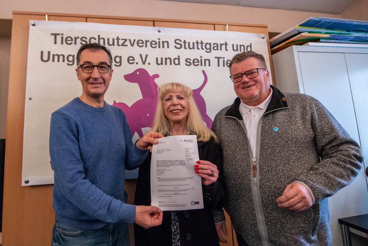 Dann: 7.500 Euro Ukrainehilfe übergeben an Angelika Schmidt-Straube, Vorsitzende des Stuttgarter Tierschutzvereins. Rechts: Thomas Schröder, Präsident des Deutschen Tierschutzbunds.  Dann: 7.500 Euro Ukrainehilfe übergeben an Angelika Schmidt-Straube, Vorsitzende des Stuttgarter Tierschutzvereins. Rechts: Thomas Schröder, Präsident des Deutschen Tierschutzbunds.