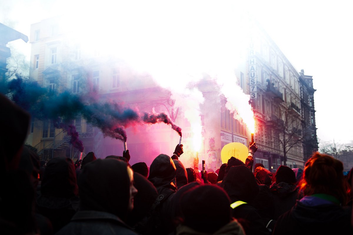 Ums "Recht auf Stadt" wird 2013 nicht nur in Stuttgart gestritten: Demo für den Erhalt der Roten Flora und Bleiberecht für "Lampedusa in Hamburg".