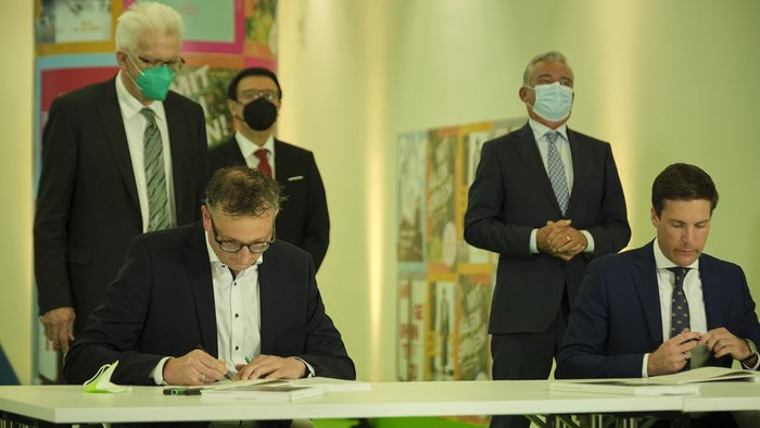 Gekommen, um zu bleiben (v.l.): Im Mai 2021 unterzeichnen Winfried Kretschmann und Andreas Schwarz mit Thomas Strobl und Manuel Hagel die Neuauflage des grün-schwarzen Koalitionsvertrags. Gekommen, um zu bleiben (v.l.): Im Mai 2021 unterzeichnen Winfried Kretschmann und Andreas Schwarz mit Thomas Strobl und Manuel Hagel die Neuauflage des grün-schwarzen Koalitionsvertrags.