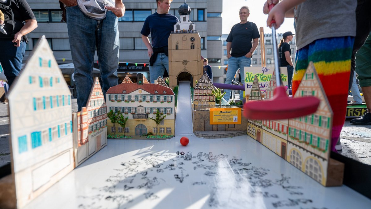 Über Herrenberg thront die Stiftskirche, auch beim Minigolf.