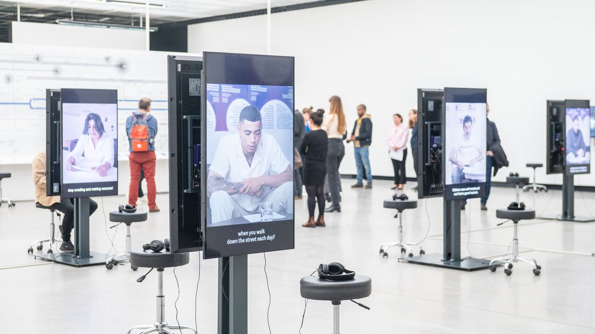 Videoinstallationen machen Geschichten zugänglich, die nicht nur an Opfer erinnern, sondern auch ermächtigen wollen. 