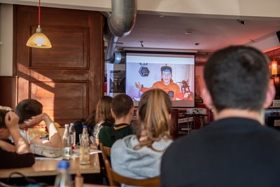 Gruselig für AKK: Junge Leute kucken Rezo. Auch noch bei der Wahlparty im Linken Zentrum Lilo Herrmann. Foto: Jens Volle Gruselig für AKK: Junge Leute kucken Rezo. Auch noch bei der Wahlparty im Linken Zentrum Lilo Herrmann. Foto: Jens Volle