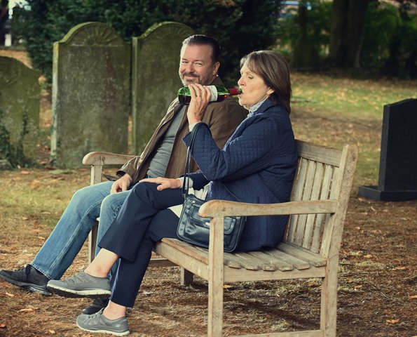 Mit Anne (Penelope Wilton) findet Tony Trost auf der Friedhofsbank. Mit Anne (Penelope Wilton) findet Tony Trost auf der Friedhofsbank.