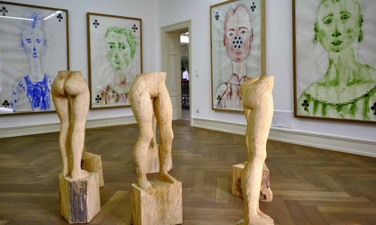 ... sind in Esslingen zu sehen. Im Hintergrund Aquarell-Portraits. ... sind in Esslingen zu sehen. Im Hintergrund Aquarell-Portraits.