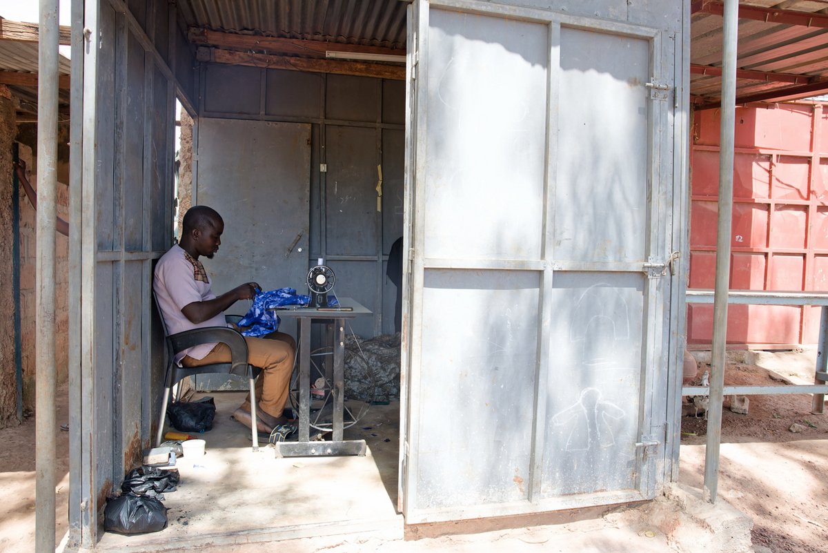 Nach einer psychischen Erkrankung und Therapie hat Karim in Burkina Faso eine kleine Schneiderei aufgebaut. Foto: Monika Johna