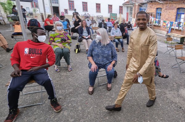 Einlauf des Präsidentschaftskandidaten Ceesay in die Seegrasspinnerei.