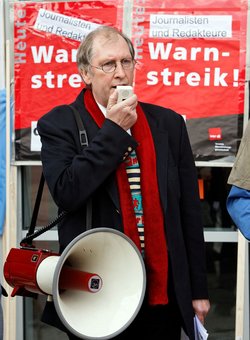 September 2008: In Stuttgart versammeln sich 400 RedakteurInnen während der Tarifverhandlungen, aus Protest gegen das miese Verlegerangebot.