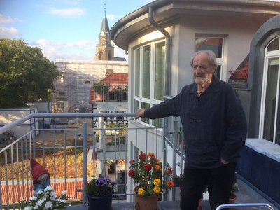 Huby auf seinem Balkon im Berliner Grunewald. Foto: Kontext