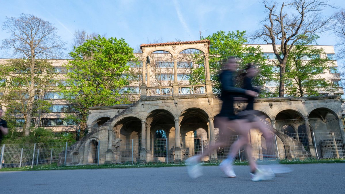 Wozu lauft ihr noch?, fragt unser Kolumnist im Stillen vor der Freitreppenruine des Lusthauses im Stuttgarter Schlossgarten. Foto: Jens Volle