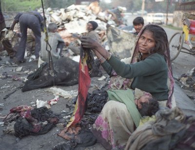 Teil des Systems: extreme Armut. Eine Frau sortiert Lumpen auf einer indischen Müllhalde.