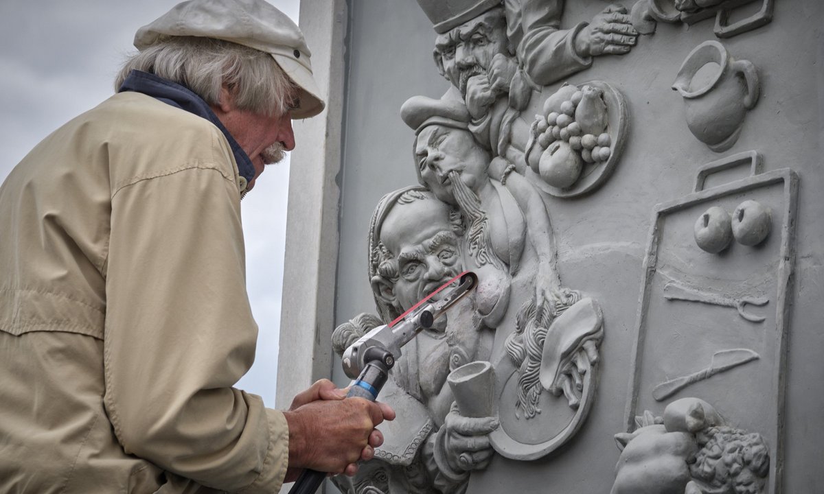 Mit besonderer Hingabe glättet der Meister den Busen einer Kurtisane.