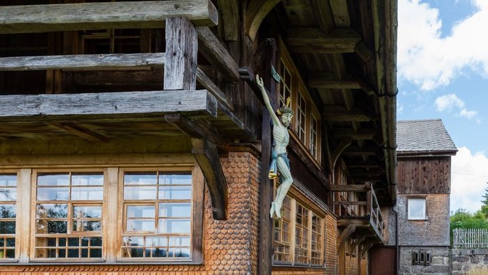 Die Balkone ließ Sorg wieder anbringen, eingehängt in die alten Zapflöcher. Die Balkone ließ Sorg wieder anbringen, eingehängt in die alten Zapflöcher.