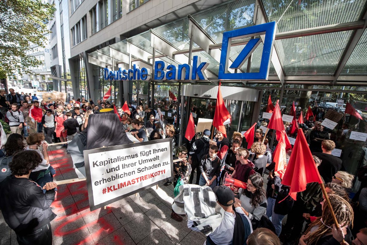 Autonome blockierten "Profiteure der Klimazerstörung", hier die Deutsche Bank. 