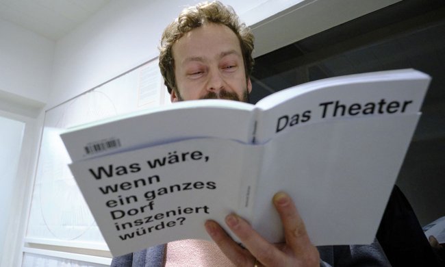 So viel kann Theater sein – Bernhard Herbordt liest aus dem Stück "Das Theater". So viel kann Theater sein – Bernhard Herbordt liest aus dem Stück "Das Theater".