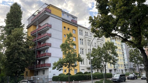 Hier, in der Schönhauser Allee 163a (Eckgebäude), hat Emma Kunow einst gelebt. Dort steht jetzt ein sanierter DDR-Nachkriegsbau.