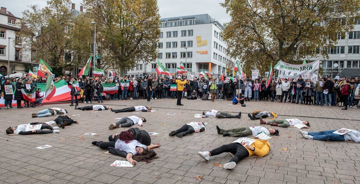 Demo für die Proteste und für die Opfer des Regimes im Iran am 19. November in Stuttgart. Foto: Jens Volle
