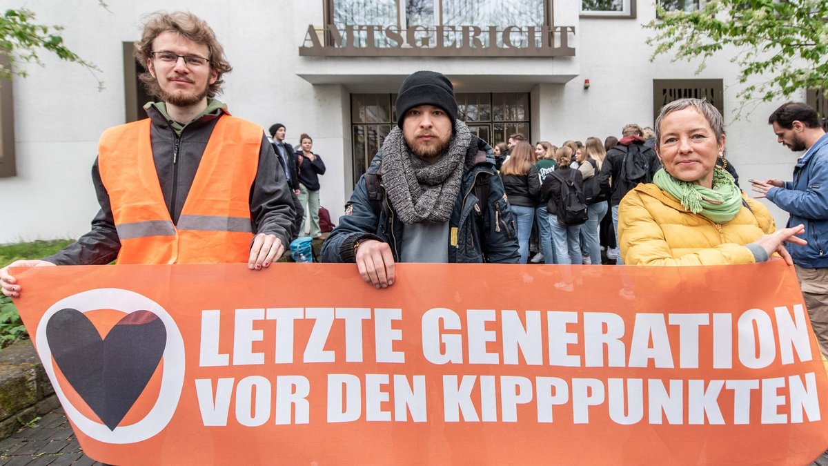 Die Angeklagten Daniel Eckert, Moritz Riedacher und Ulrike Ehrenberg (v.l.). Mehr Fotos, vor der Verhandlung aufgenommen, mit Klick aufs Bild.