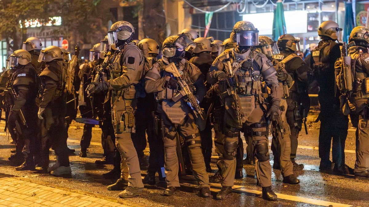 SEK vor dem Einmarsch ins Hamburger Schanzenviertel beim G20-Gipfeltreffen 2017. Foto: Jens Volle