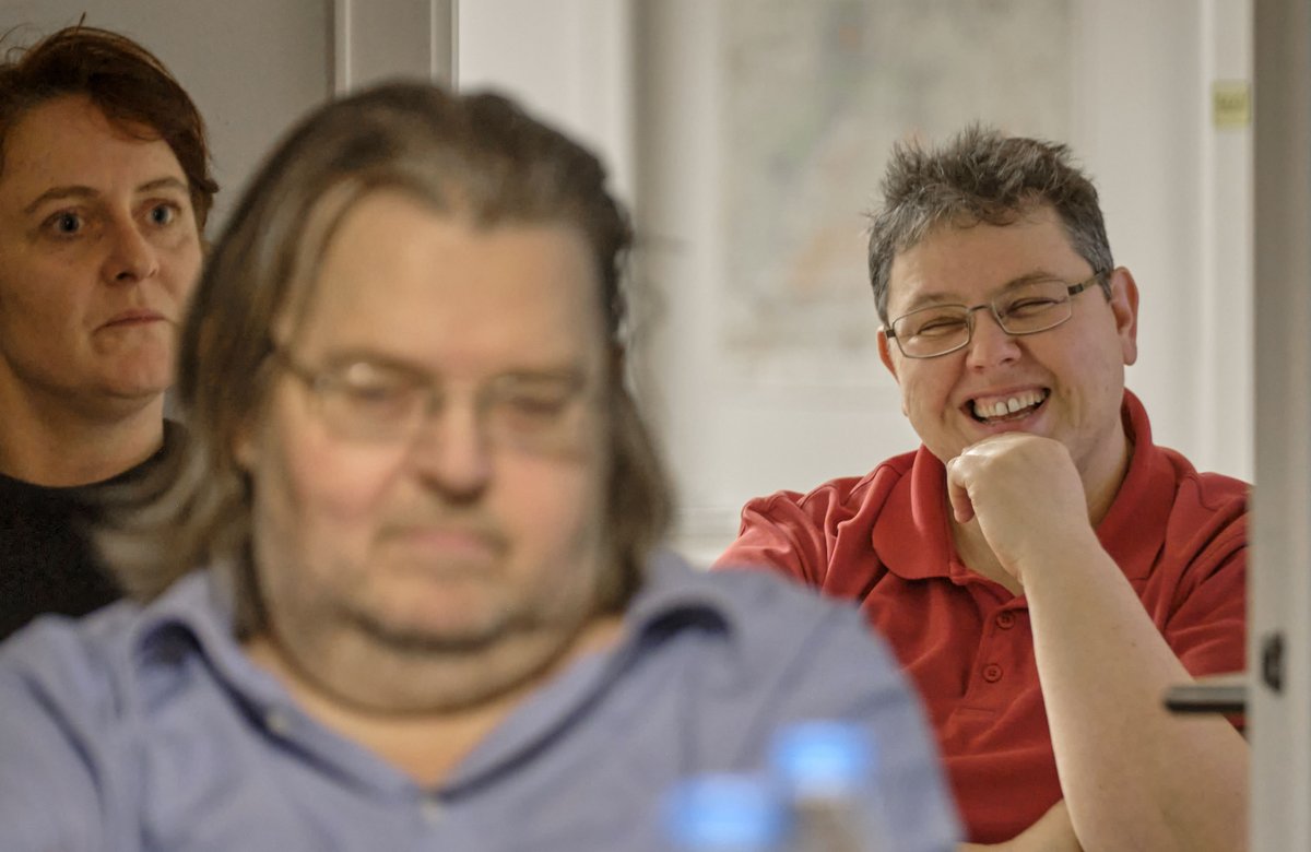 Und noch mehr Lachen beim Tischgespräch mit LeserInnen: Verwaltungschefin Sibylle Wais (rechts). 