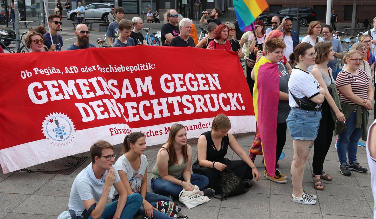 Am Marienplatz stellen sich StuttgarterInnen gegen Hass und Ausgrenzung, 2. August 2019. Foto: Projekt 100 % Mensch Am Marienplatz stellen sich StuttgarterInnen gegen Hass und Ausgrenzung, 2. August 2019. Foto: Projekt 100 % Mensch