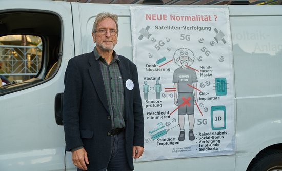 Ex-Polizist Eduard Meßmer warnt beim Protest gegen Corona-Maßnahmen auch vor den vermeintlichen Folgen von 5G-Strahlung. 