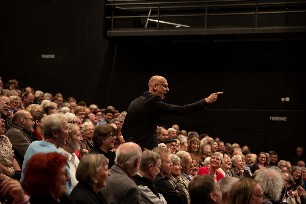 Wort- und phonstark: Dass Regisseur Volker Lösch hier bei der Montagsdemo-Gala am 8. Oktober im Theaterhaus als Winfried Kretschmann auftritt, sieht man nicht auf den ersten Blick. Dass er sich auch in den Zuschauerrängen wohl fühlt, aber schon.