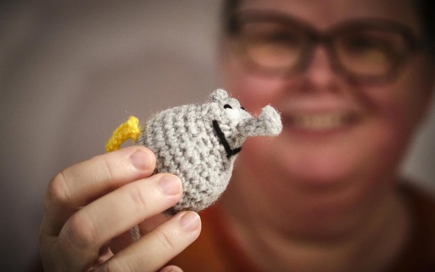 Inge Indra-Singer mit ihrem Ottifanten.