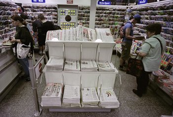 Vielleicht bald ein seltener Anblick: Tageszeitungen am Bahnhofskiosk. Foto: Joachim E. Röttgers