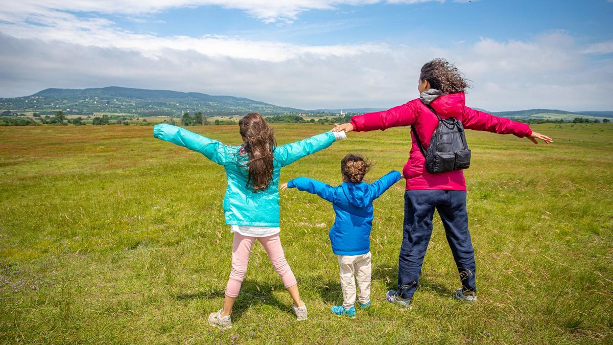 Vor ungewisser Zukunft: Esma D. mit ihren Töchtern. Foto: privat