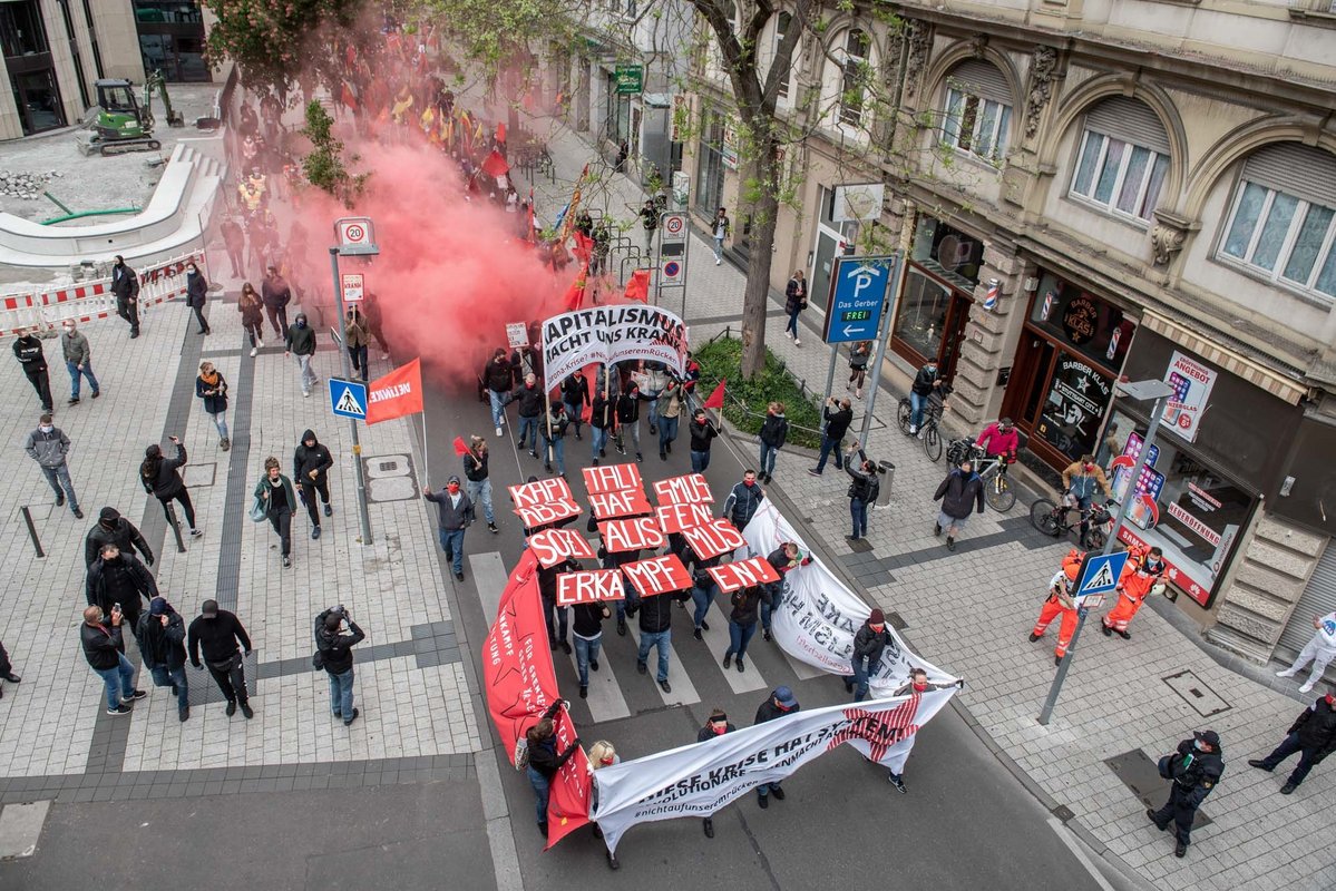 Auf halbem Weg wird in der Tübinger Straße ein roter Rauchtopf gezündet, ...