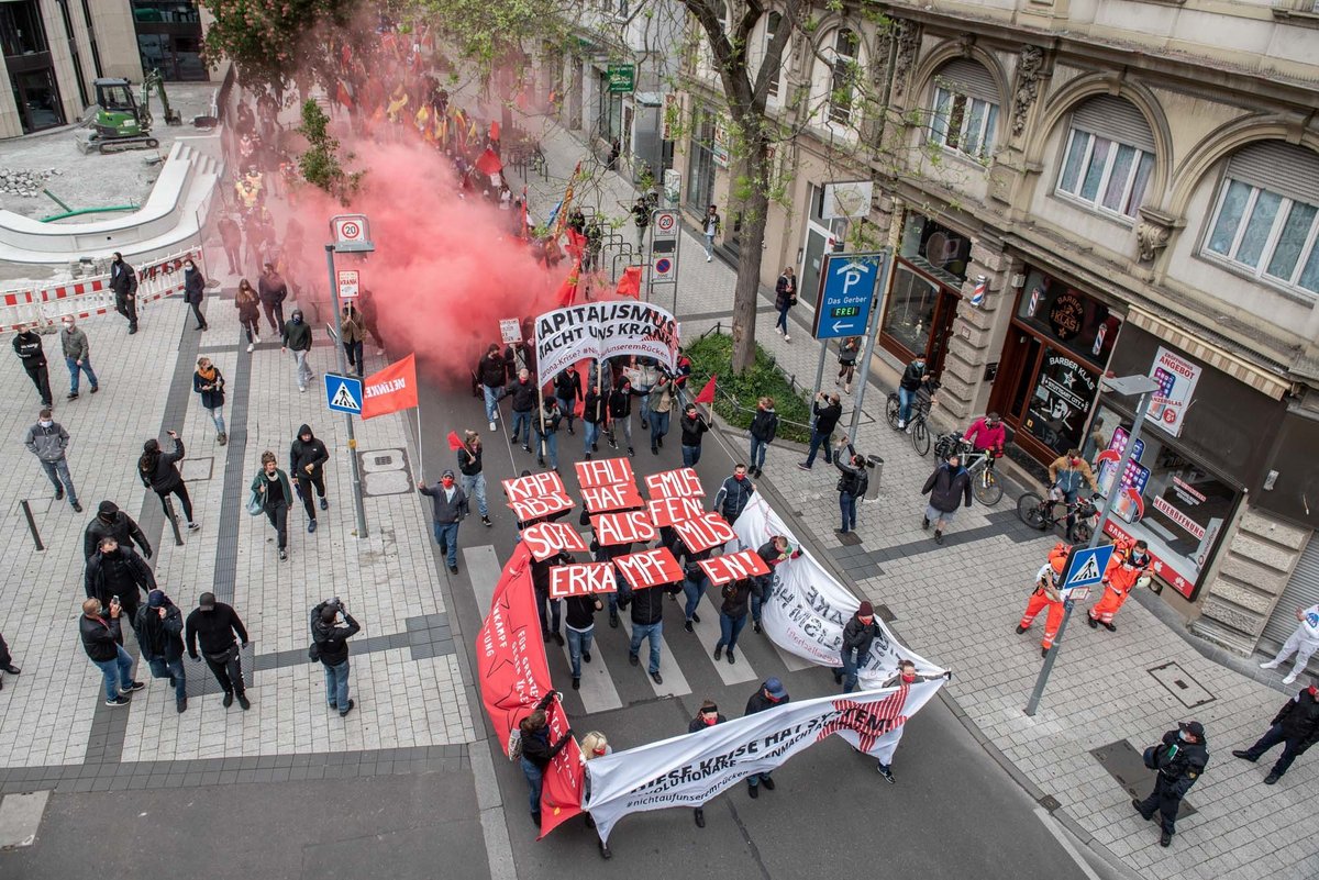 Auf halbem Weg wird in der Tübinger Straße ein roter Rauchtopf gezündet, ... Auf halbem Weg wird in der Tübinger Straße ein roter Rauchtopf gezündet, ...