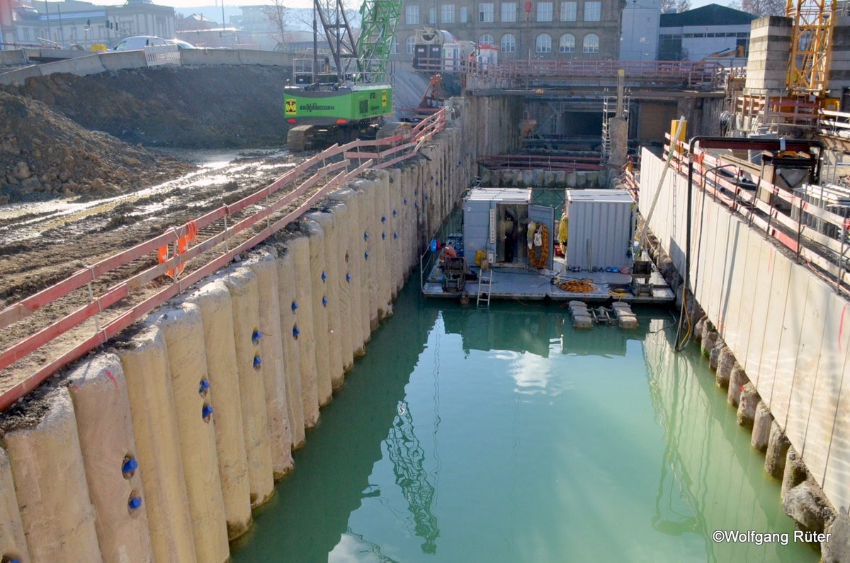 13 Meter hoch steht das Wasser derzeit auf dem Grund der Baustelle.