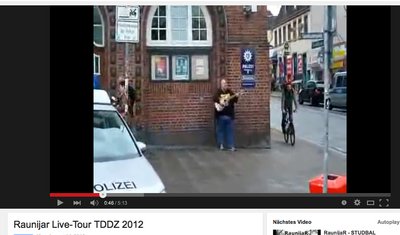 Nazisänger Raunijar vor einer Polizeistation. Screenshot: Youtube