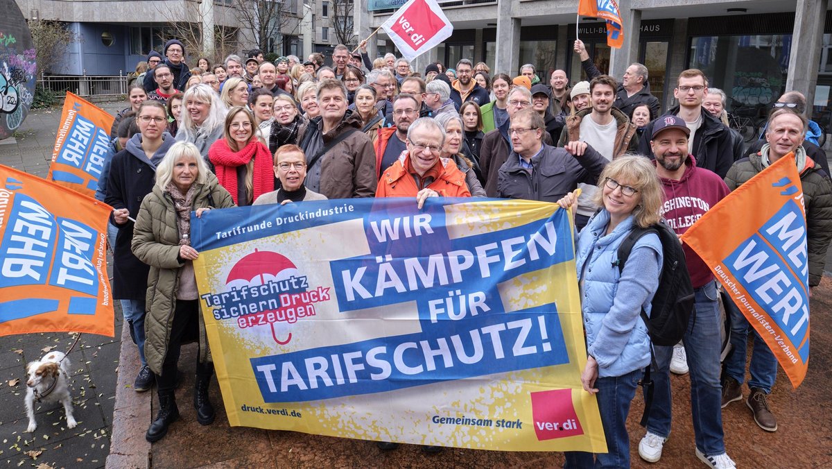 Gut gelaunt und kämpferisch, die Streikenden aus dem Stuttgarter Pressehaus am 19. Dezember vor dem DGB-Haus. Fotos: Joachim E. Röttgers