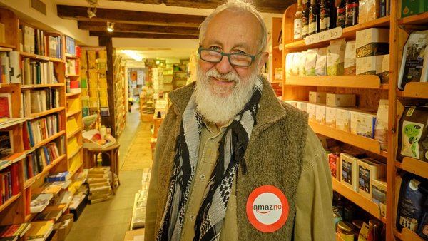 Das sieht der Boris aber gar nicht gern: den "Amazno"-Bäpper auf der Weste von Bruno Gebhart.