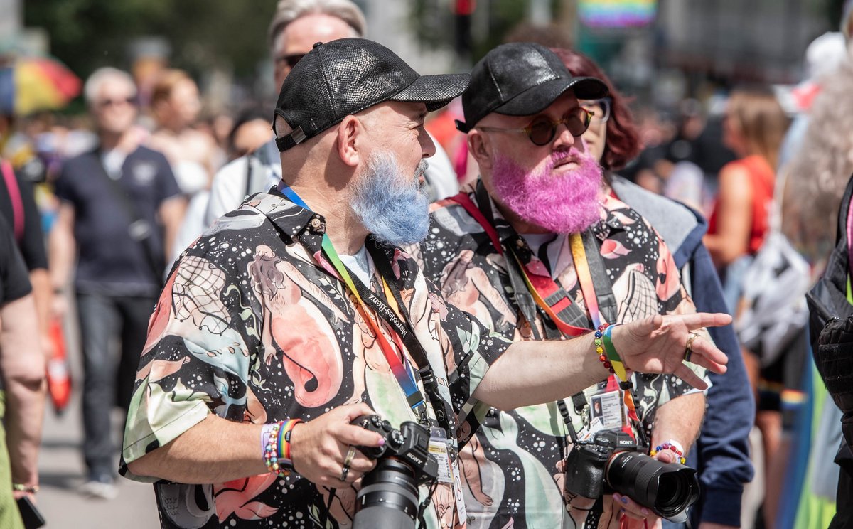 Zwei Kollegen beim Christopher Street Day in Stuttgart, 29.7.2023.